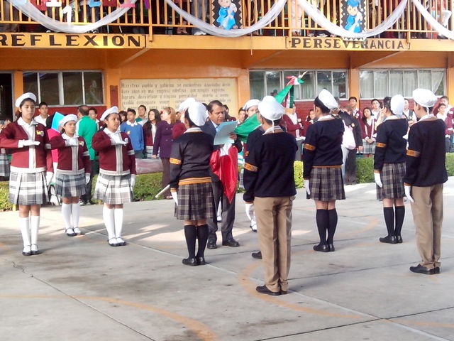 El Director del plantel tomando protesta