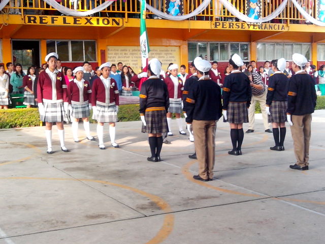 Escolta de 3° entregando la bandera a la de 2° 2