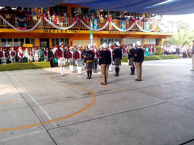 Escolta de 3° entregando la bandera a la de 2°