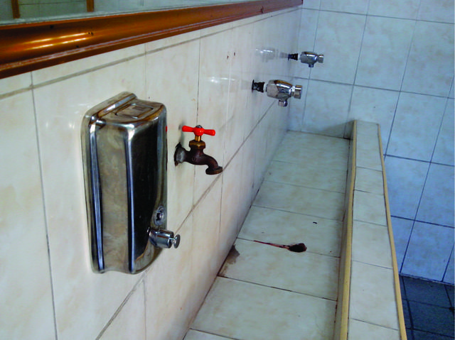 LAVABOS DEL BAÑO DE NIÑAS CON JABONERA Y VÁLVULAS DE BOTON