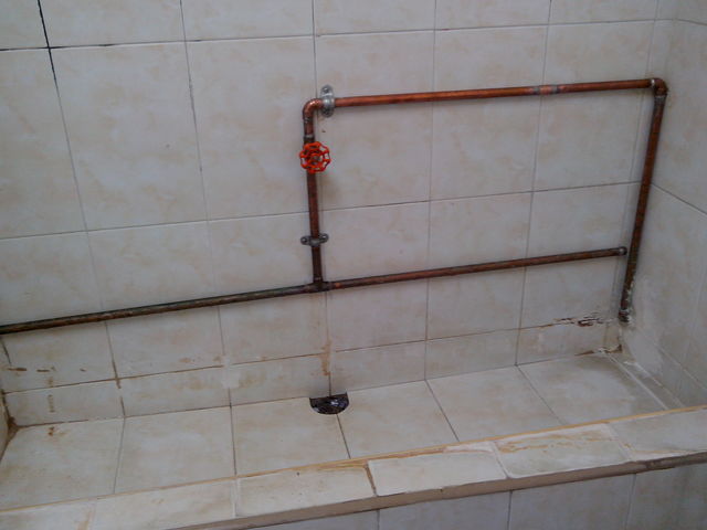 MINGITORIO CON TUBERÍA DE COBRE Y VÁLVULA DE PASO