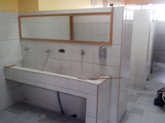 LAVABOS DEL BAÑO DE NIÑOS CON JABONERA Y VÁLVULAS DE BOTON